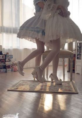 欧美卫衣搭配皮裙街拍_超清在线视频播放